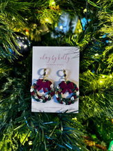Load image into Gallery viewer, Wreath Huggie