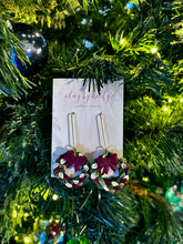 Load image into Gallery viewer, Wreath Huggie