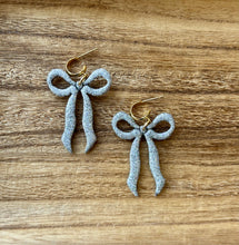 Load image into Gallery viewer, Fem Slim Bow (4 Colors)