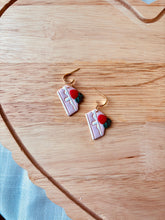 Load image into Gallery viewer, Strawberry Cake
