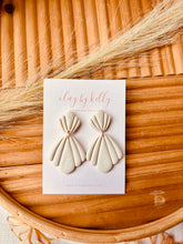Load image into Gallery viewer, Ivory Shell Dangle
