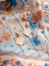 Load image into Gallery viewer, Ivory Shell Dangle
