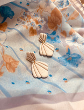 Load image into Gallery viewer, Ivory Shell Dangle
