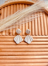 Load image into Gallery viewer, Ivory Shell Dangle
