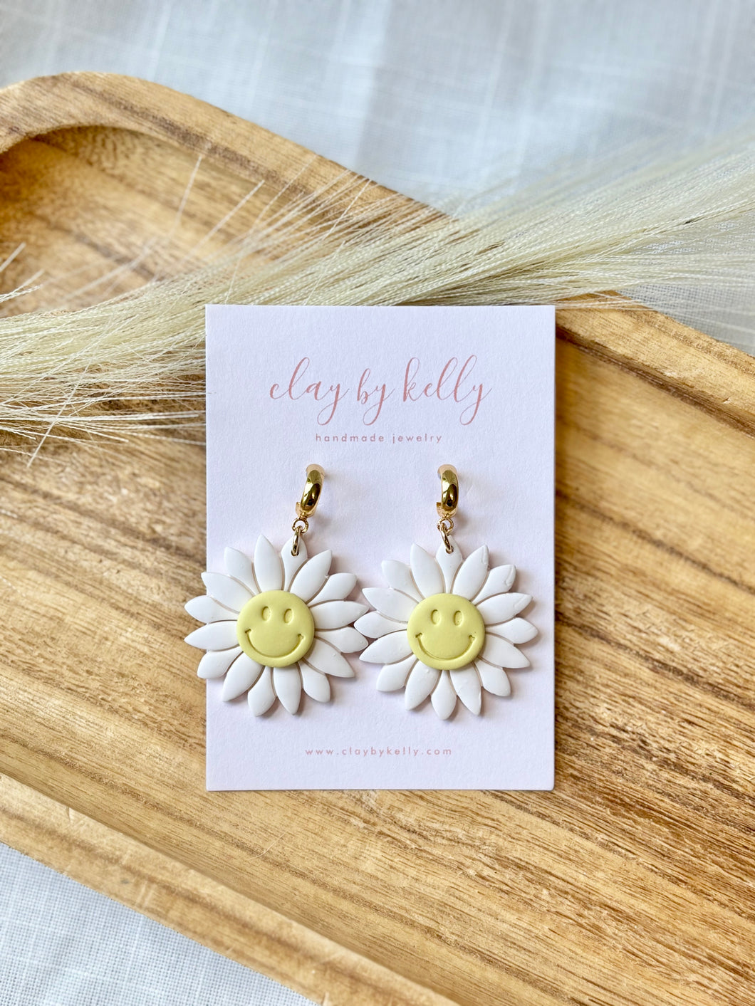 Smiley Daisy Dangle (2 Colors)