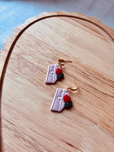 Load image into Gallery viewer, Strawberry Cake
